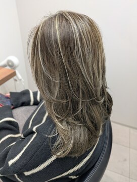 エレノア 藤沢(Eleanor) 【グレージュ×ハイライト】透明感カラー