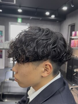 ゼノ 海老名(XENO) スペインカールラルフカール刈り上げ高めツーブロックメンズ