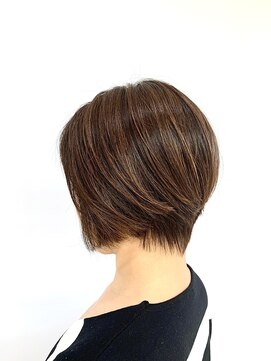 クオリス 赤塚店(QUALIS) ショートボブ/襟足軽やかスタイル/ハイライトカラー/グラボブ
