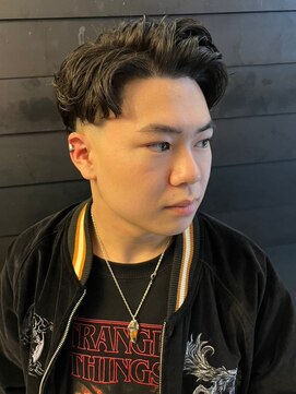 ディスイズバーバーセカンド(THIS IS BARBER 2nd) サイドパート　波巻きパーマ　アップバング スキンフェード