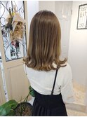 マットアッシュで透明感あるミディアムヘア
