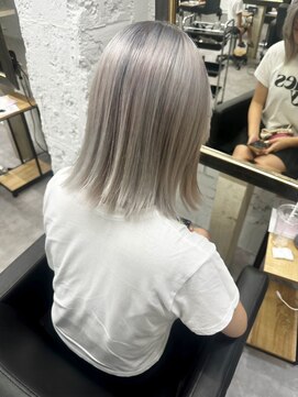 リア(riah) 艶髪ボブ/シャドウルーツシルバー/ブリーチカラー/外国人風