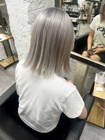 リア(riah) 艶髪ボブ/シャドウルーツシルバー/ブリーチカラー/外国人風