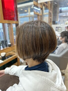 スタジオ アルファプラス 日暮里店(studio α+) ステップボーンカットカットボブショートハイライト白髪ぼかし