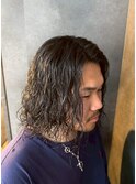 メンズパーマで魅せる色気漂う無造作ウェーブ