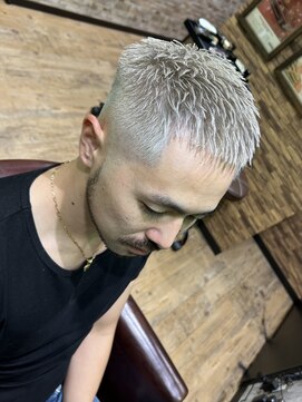 ムア(MUA) クロップ　フェードカット　シルバー