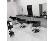 マイルドバイセブンティーン 秋葉原店(MILDbySeventeen)の雰囲気（白黒基調の大人かわいいセット面）