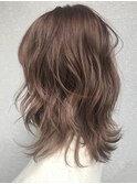 アフロート恵里　耳かけ　ウェーブパーマ　フォギーベージュ
