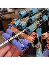 パーマの巻き方だけじゃありません！現状と理想を考えた上でより慎重に薬剤塗布をしていきます！