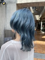 五角髪&nbsp;青い、てか水色？のウルフ？ミディアムかな？いやウルフだな