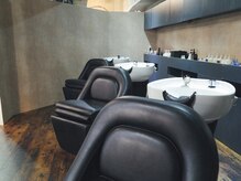 ロア ヘアーコーディネート 四条烏丸店(LoRE hair coordinate)の雰囲気（全台フルフラットのシャンプー台完備◎極上のヘッドスパを提供◎）