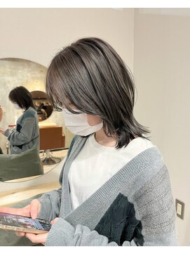 ノエル ヘアー アトリエ(Noele hair atelier) 切りっぱなしにダークシルバーグレーのミディアムヘア