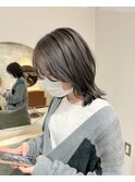 切りっぱなしにダークシルバーグレーのミディアムヘア