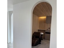 半個室のシャンプーブースで少しだけ日常を離れてリラックスを。