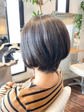 アトリエアルシュ(atelier ARCHE) 浮くえり足を収めて縮毛矯正をやめたショートヘア