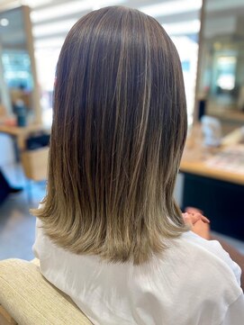 フリップビーアヴェダ(FLIP B AVEDA) 本八幡×ケアブリーチ×セミロング×外ハネ