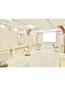 アットホームな空間が魅力のサロン"CLARIS"丁寧なカウンセリングと施術であなたの理想を叶えます。