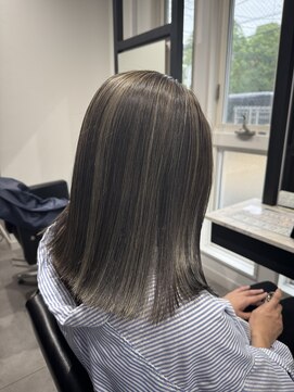 ディア(Dia) ベース暗めのハイライトカラーで、根元は伸びても気になりません