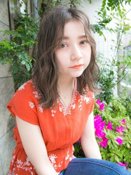 ルティア(Lutia) センターパート ゆるふわウェーブ アッシュカラー