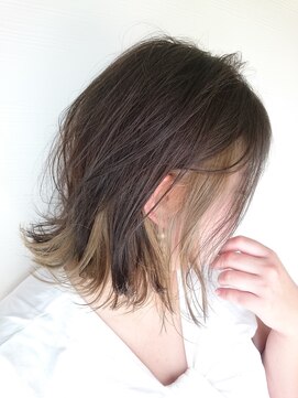 シーデン(C-den) 切りっぱなしボブ×外ハネ×インナーカラー×イルミナカラー