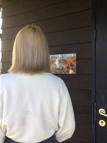 ナンバーエイト(number eight)&nbsp;ぷつっとカット立体感外ハネレイヤーボブ×ホワイトブロンド