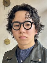 カムジーヘッドカミノウラ(COMEGHEAD KAMINOURA)&nbsp;センターパートスパイラルパーマツーブロック刈り上げメンズヘア