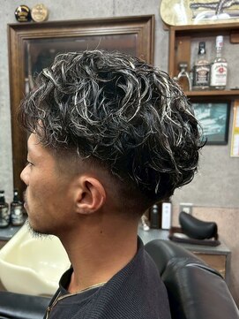 アールズ ヘア(R's hair) メリハリのあるフェードと無造作カール