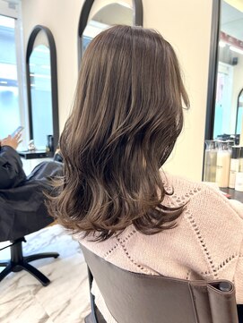 くびれセミロングレイヤー透明感アッシュグレージュ 渋谷表参道