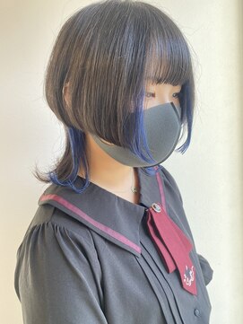 ホワイト(WHITE HAIR@NICOLA) ポイントブルーで前下がりウルフヘア