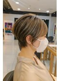 立体感白髪ぼかしハイライト×ペタンとならないショート