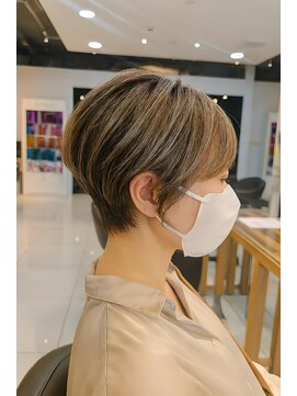 ロハスバイケンジ(LOHAS by KENJE) 立体感白髪ぼかしハイライト×ペタンとならないショート