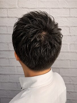 グレイスフルバーバー 新宿パークタワー店 新宿理容室でメンズパーマx束間ビジネスショート