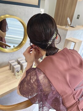 シー(thee) シニヨンアレンジ