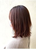 外はねスタイル。ほんのりピンクのベージュ