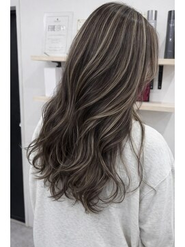 ジゼルアライ(gisele arai) 透け感ハイライトの上品ロング