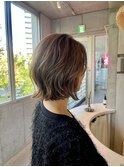 顔まわりに動きをつけた大人レイヤーボブ