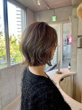 ロエ(loe) 顔まわりに動きをつけた大人レイヤーボブ