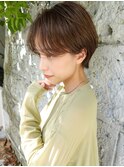 ブラウンベージュにナチュラルショートで大人可愛く。