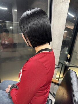 ルート 南堀江(route) 艶々すぎる暗髪切りっぱなしボブ