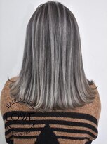 ルーヴェ(LOWE)&nbsp;外国人風バレイヤージュ×ホワイトアッシュのボブ