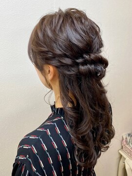 アップスニニー(up's niny) 顔周りのルーズなエレガントハーフアップ