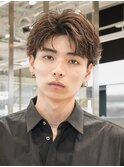 大人の抜け感を演出する、今トレンドのフェザーパーマ