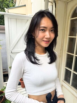 アデ オモテサンドウ(ade omotesando) 透明感のある黒髪スタイルで作るふんわりミディアム