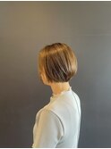 首筋を華奢に見せるタイトな襟足で、大人上品なボブスタイル