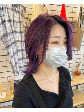 シフト(SHEEFT) ツヤ感バイオレットカラー×センターパート切りっぱなしボブ