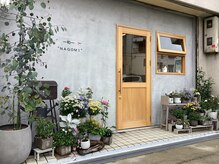 一見お花屋さんのようなエントランスが目印です。