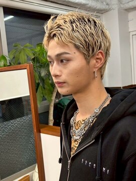 ポーチバイハニー オモテサンドウ(PORCH by HONEY omotesando) アップバングホワイトブロンドフェザーパーマスパイキーショート