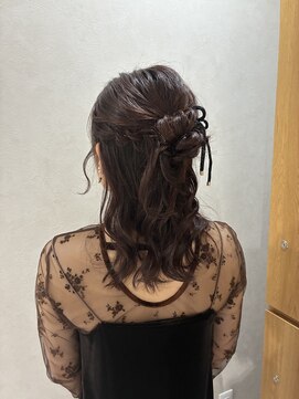 ハイヴィー(Hivi) ふわっとハーフアップスタイル