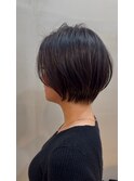 シックに決めてもクールになりすぎないショートヘア