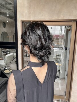 エラ(ere) 結婚式ヘアセット 大人アレンジ 黒髪シニヨンアップヘア